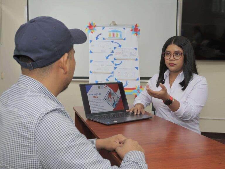 Salma Carrillo, joven Cyber Educadora que atiende a personas en riesgo desde el Proyecto VIH y TB de la UNAN-Managua/CIES