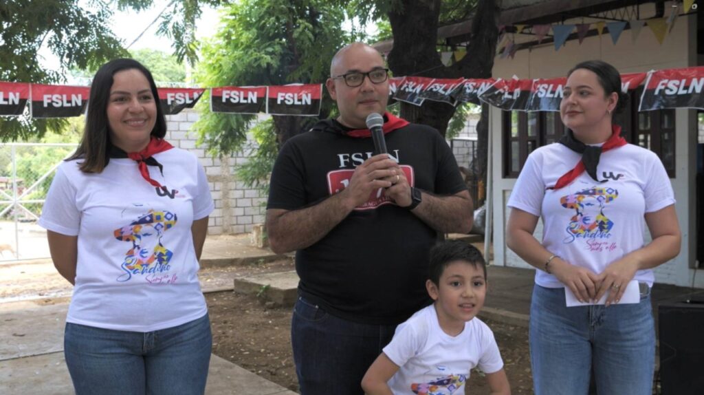 • Personal y familias del CIES participando en actividades del Día de la Alegría