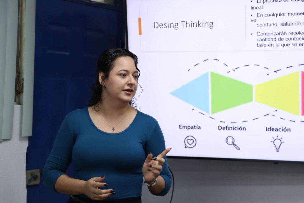 Voluntarios creando prototipos mediante Design Thinking para problemas de salud comunitaria.