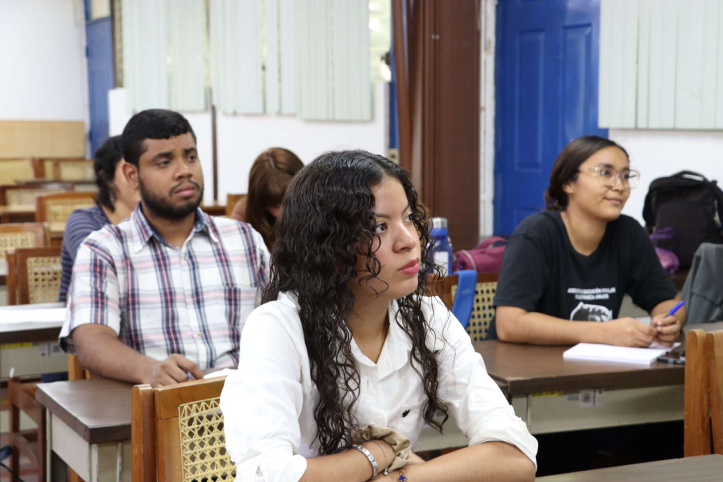Voluntarios creando prototipos mediante Design Thinking para problemas de salud comunitaria.