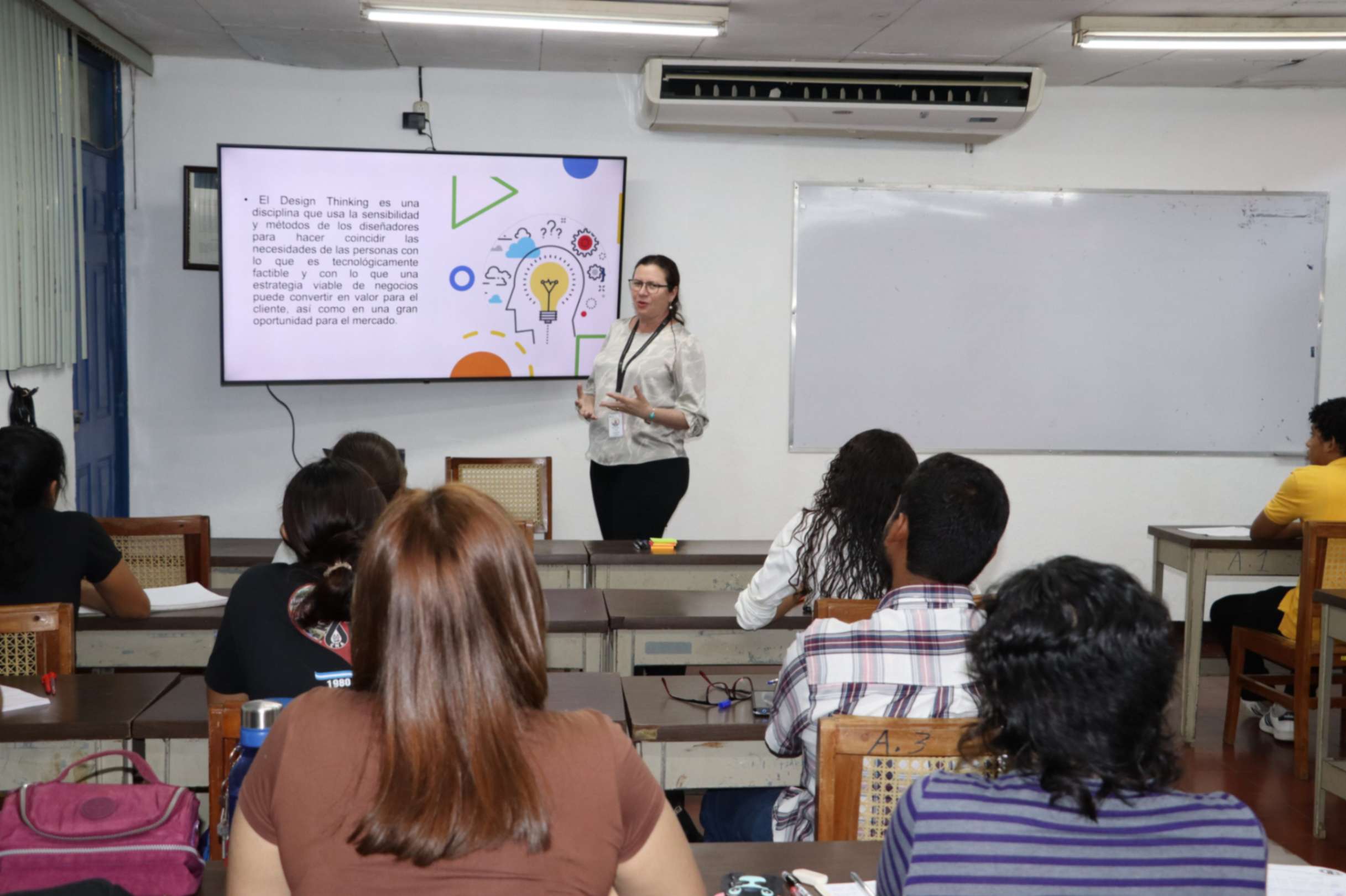 Voluntarios creando prototipos mediante Design Thinking para problemas de salud comunitaria.