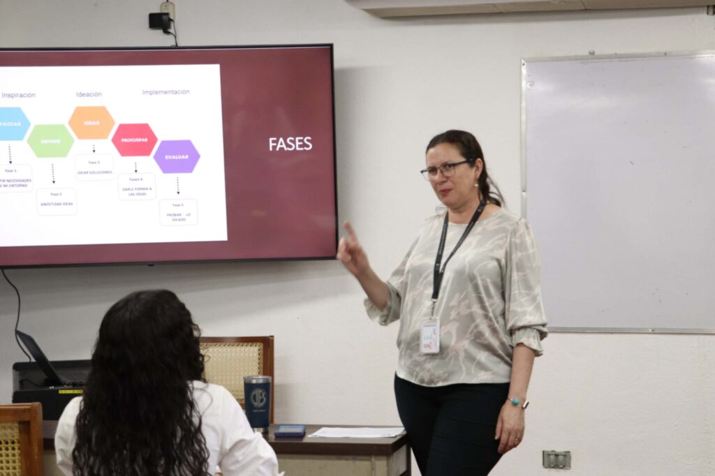 Voluntarios creando prototipos mediante Design Thinking para problemas de salud comunitaria.