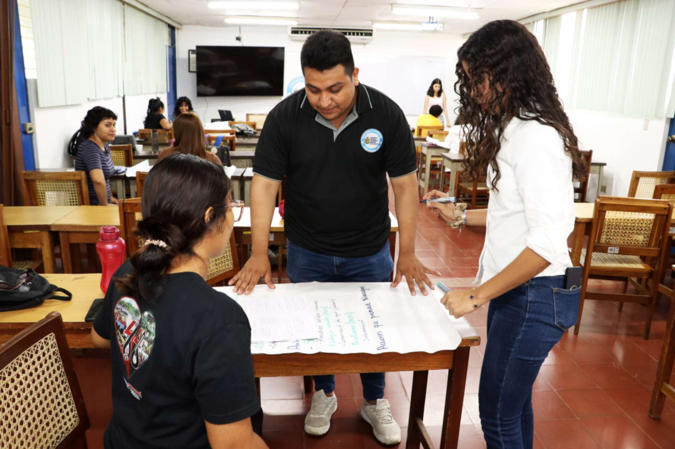 Voluntarios creando prototipos mediante Design Thinking para problemas de salud comunitaria.
