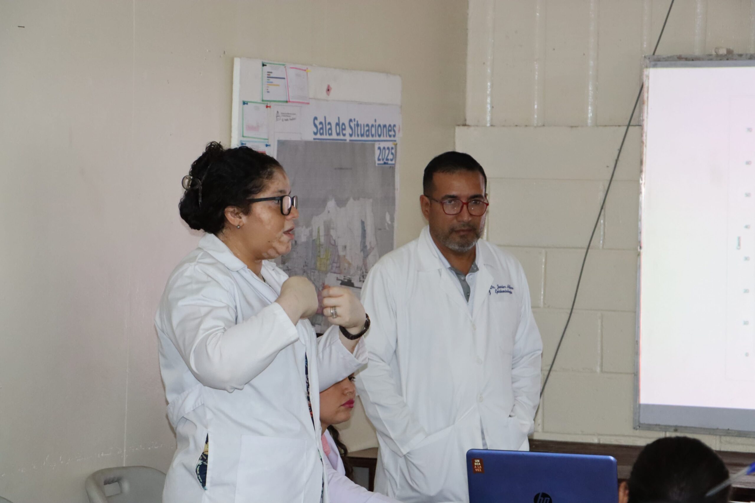 Equipo de salud realizando vigilancia comunitaria en un barrio de Managua para prevención de enfermedades.