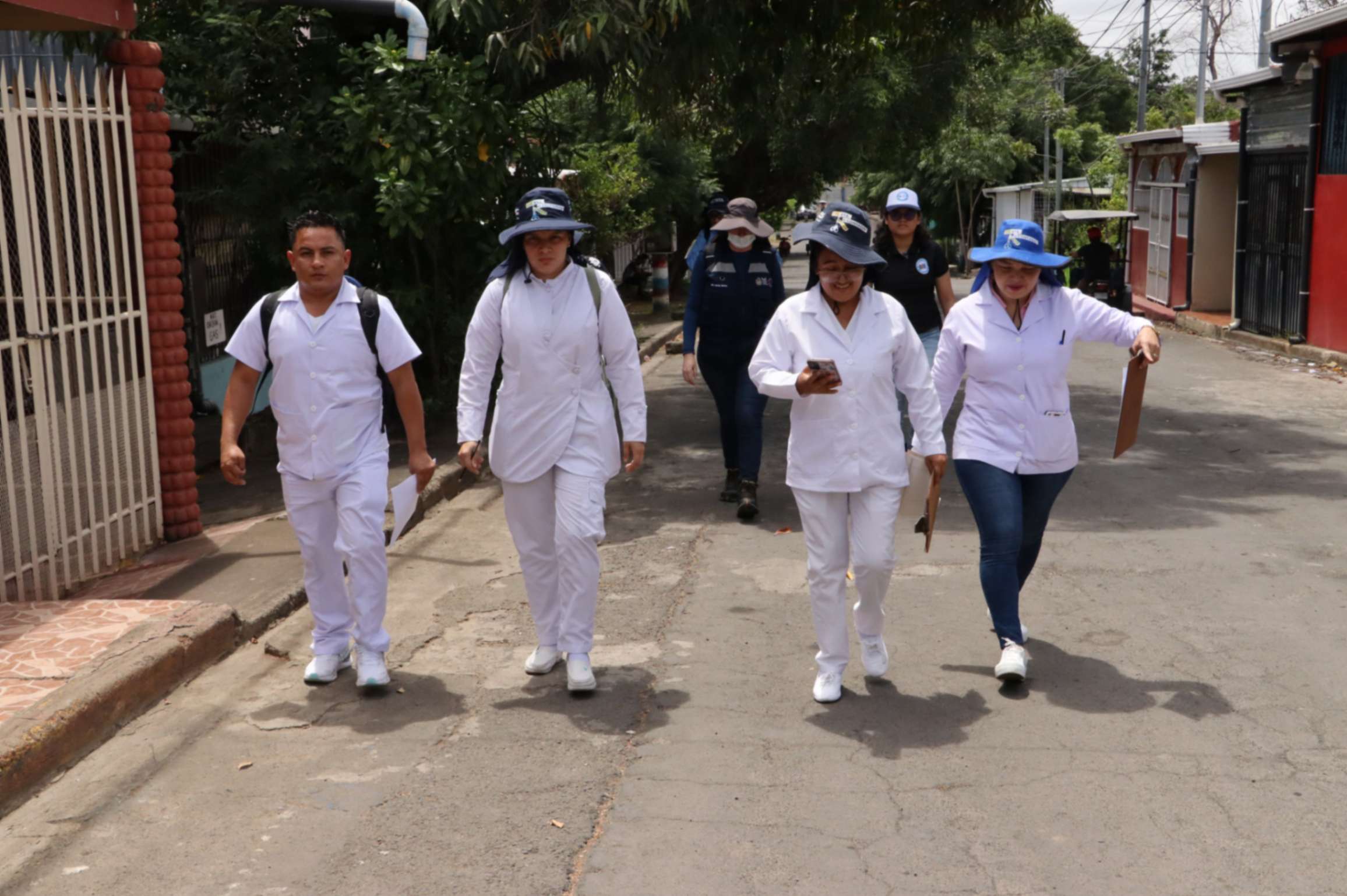 Equipo de salud realizando vigilancia comunitaria en un barrio de Managua para prevención de enfermedades.