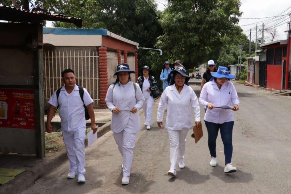 Equipo de salud realizando vigilancia comunitaria en un barrio de Managua para prevención de enfermedades.