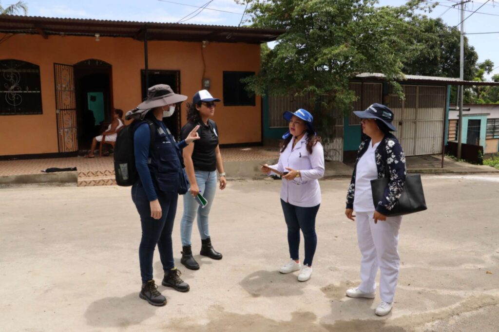 Equipo de salud realizando vigilancia comunitaria en un barrio de Managua para prevención de enfermedades.
