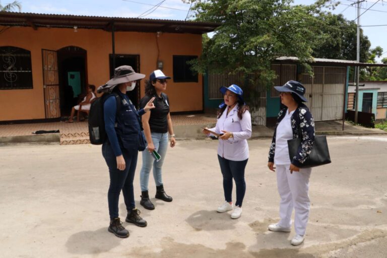 Equipo de salud realizando vigilancia comunitaria en un barrio de Managua para prevención de enfermedades.