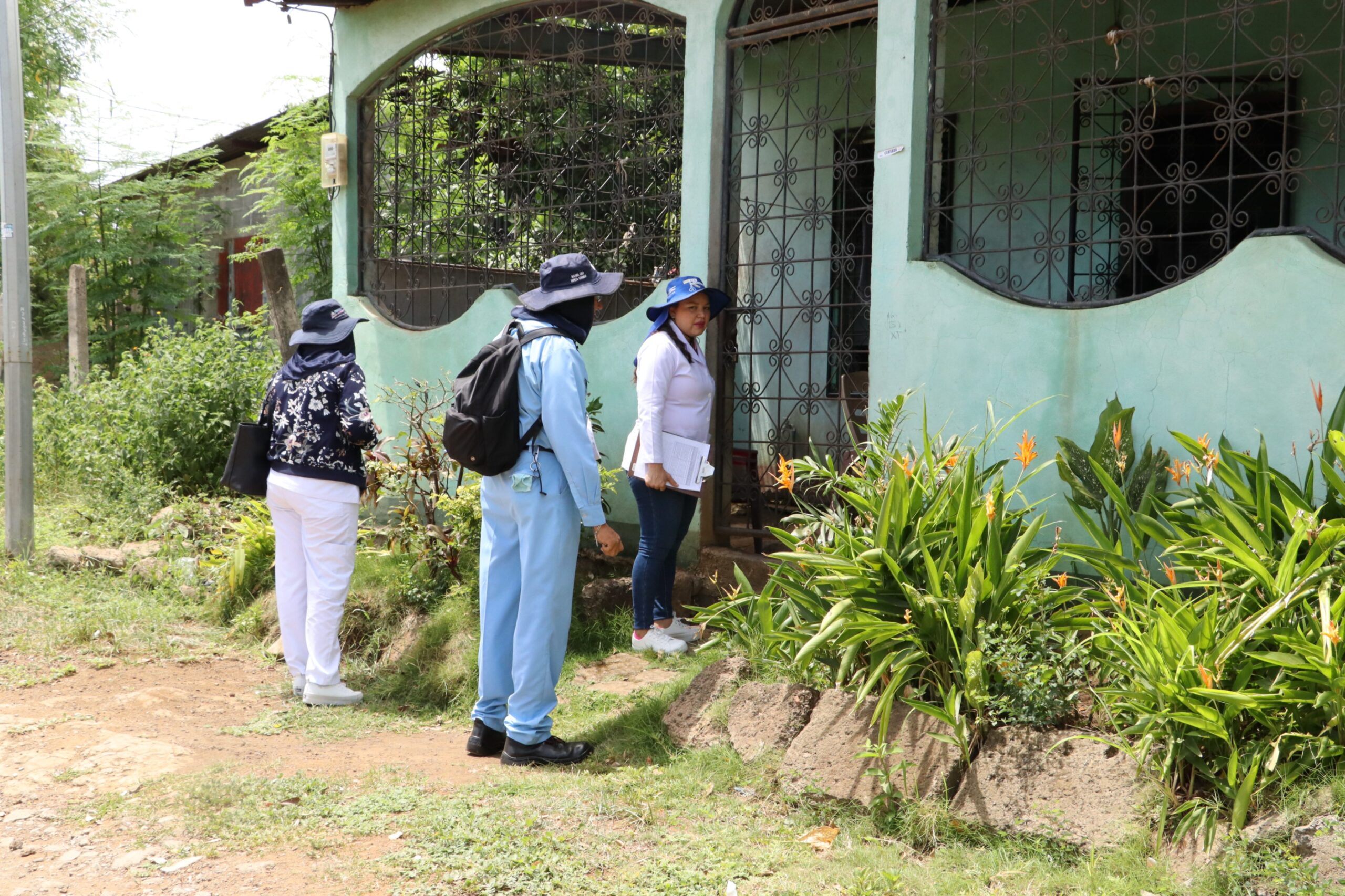 Equipo de salud realizando vigilancia comunitaria en un barrio de Managua para prevención de enfermedades.