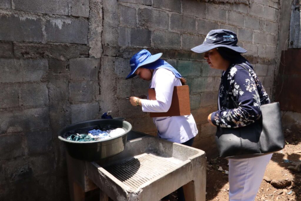 Equipo de salud realizando vigilancia comunitaria en un barrio de Managua para prevención de enfermedades.