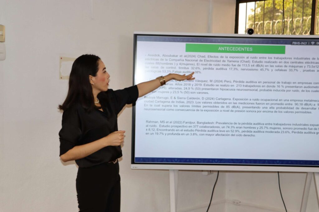 Jurado evaluando proyectos sobre higiene y seguridad ocupacional y trastornos musculoesqueléticos.