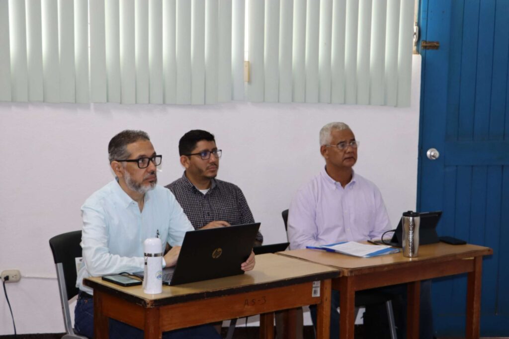 Jurado evaluando proyectos sobre higiene y seguridad ocupacional y trastornos musculoesqueléticos.
