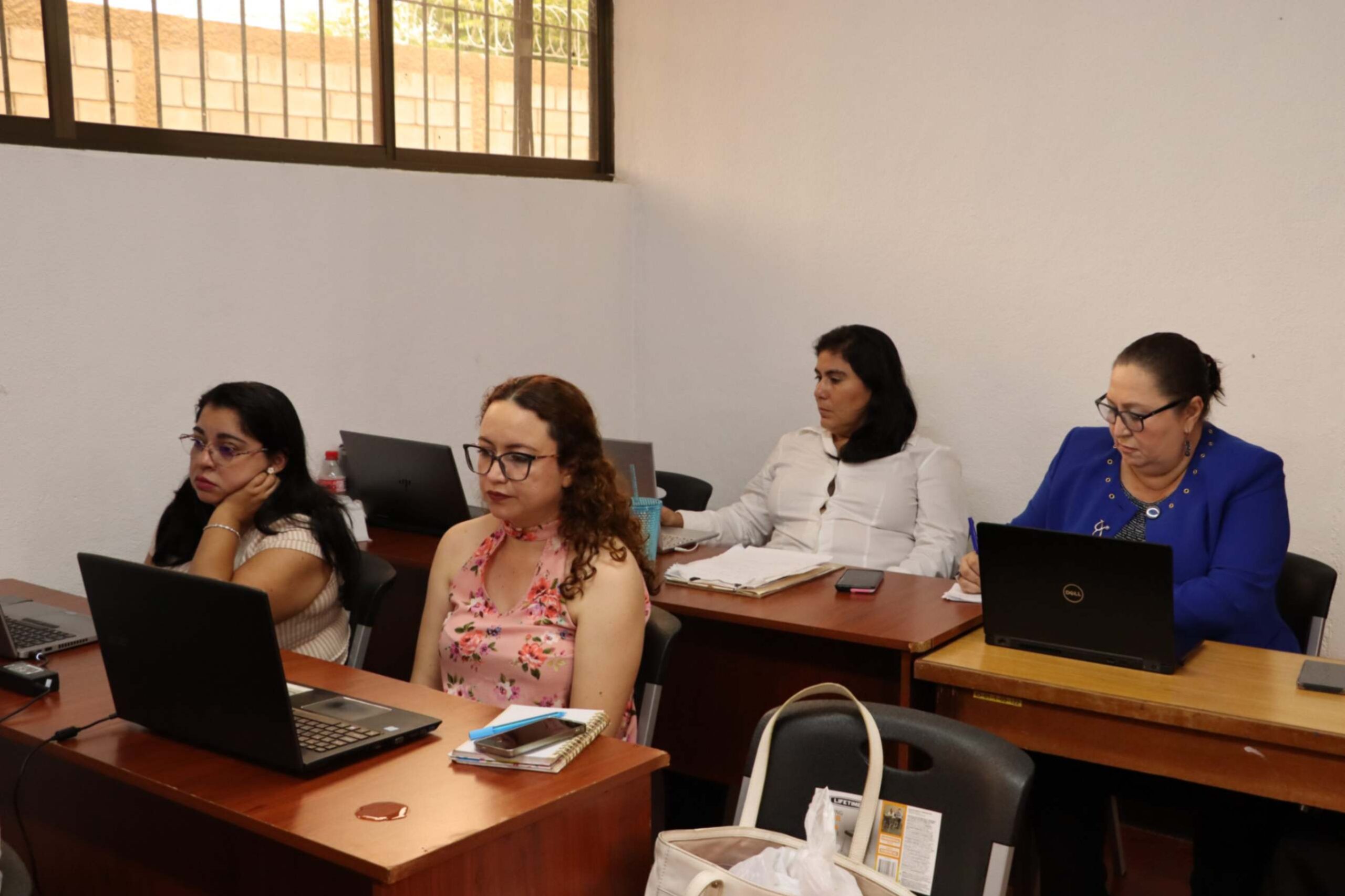 Jurado evaluando proyectos sobre higiene y seguridad ocupacional y trastornos musculoesqueléticos.