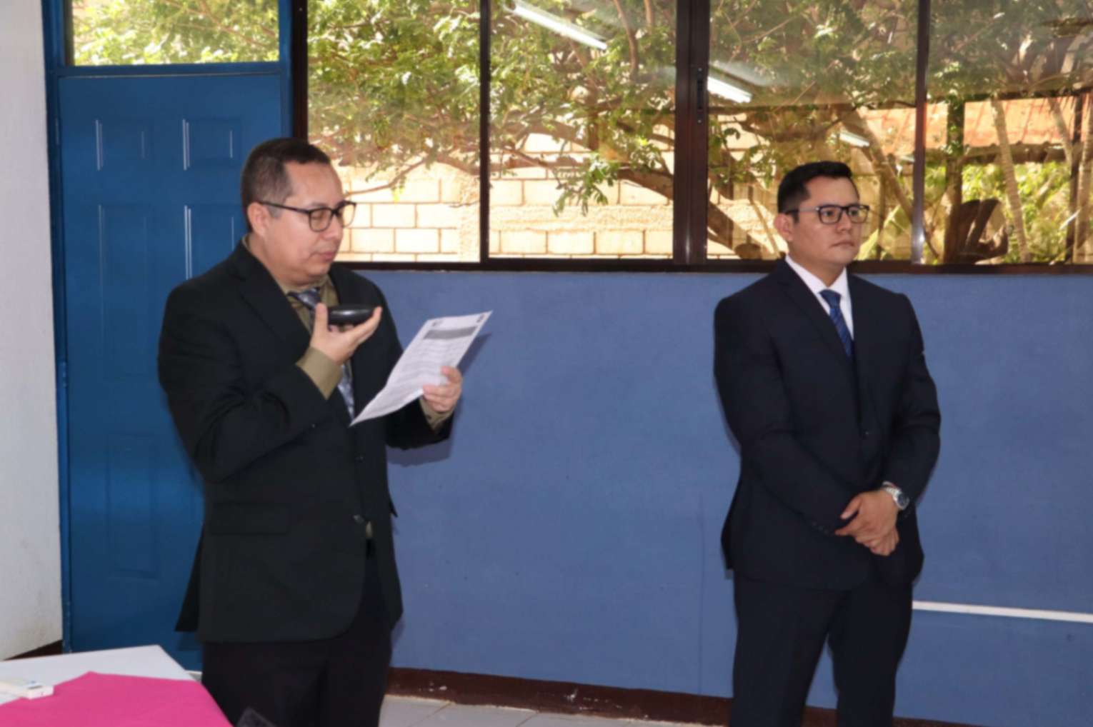 Académica defendiendo su tesis sobre calidad del desempeño en centros de salud en Honduras.