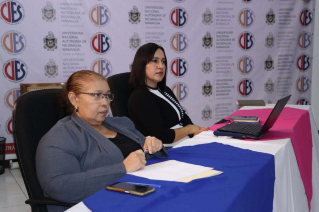 Académica defendiendo su tesis sobre calidad del desempeño en centros de salud en Honduras.