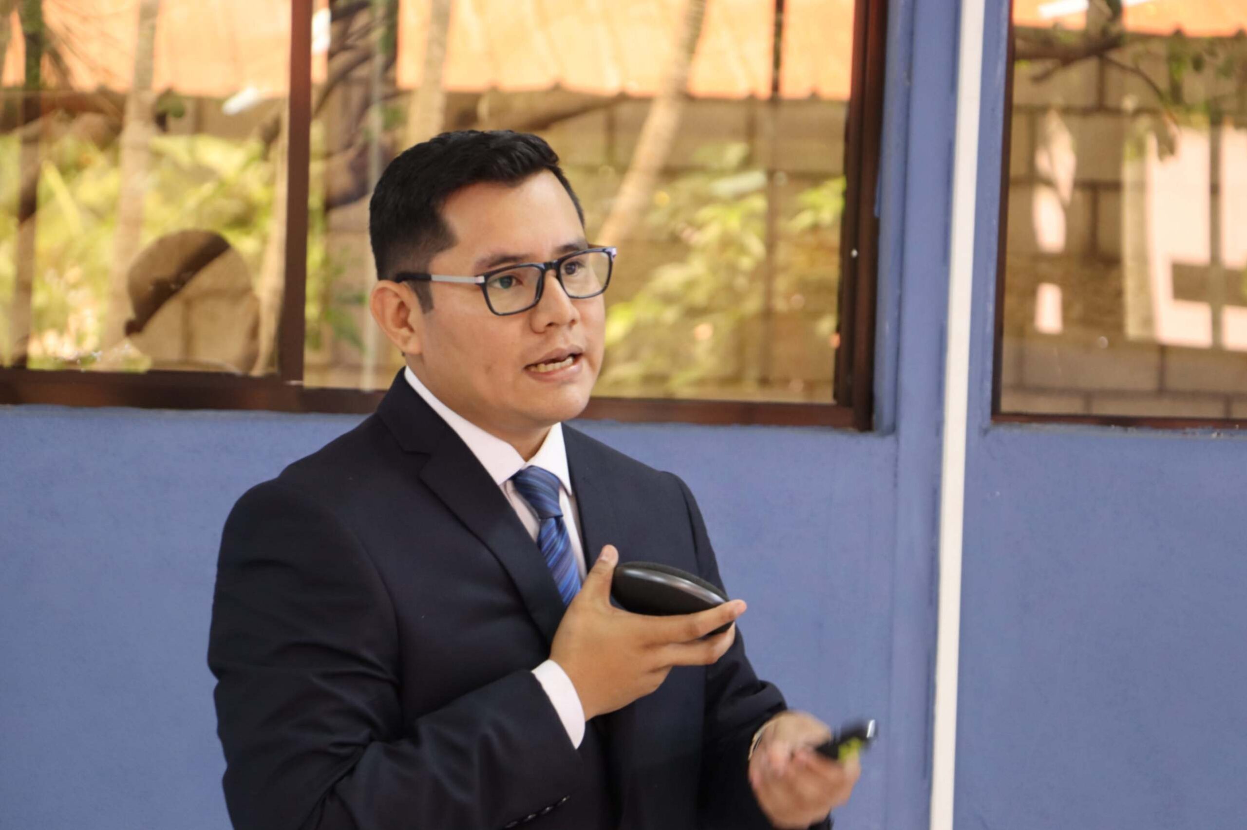 Académica defendiendo su tesis sobre calidad del desempeño en centros de salud en Honduras.