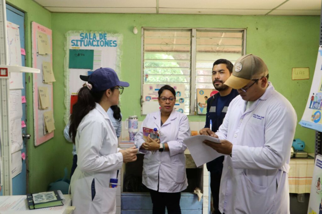Toma de muestras entomológicas y registro para control de vectores en la capital.