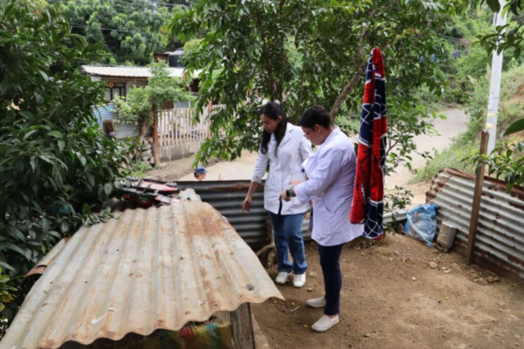 Como parte del curso Control de enfermedades en la población, miembros de los Equipos de Conducción municipal realizaron visitas a centros de salud, sectores y viviendas de distintas zonas de la Capital, con el objetivo de fortalecer los planes de lucha antiepidémica.