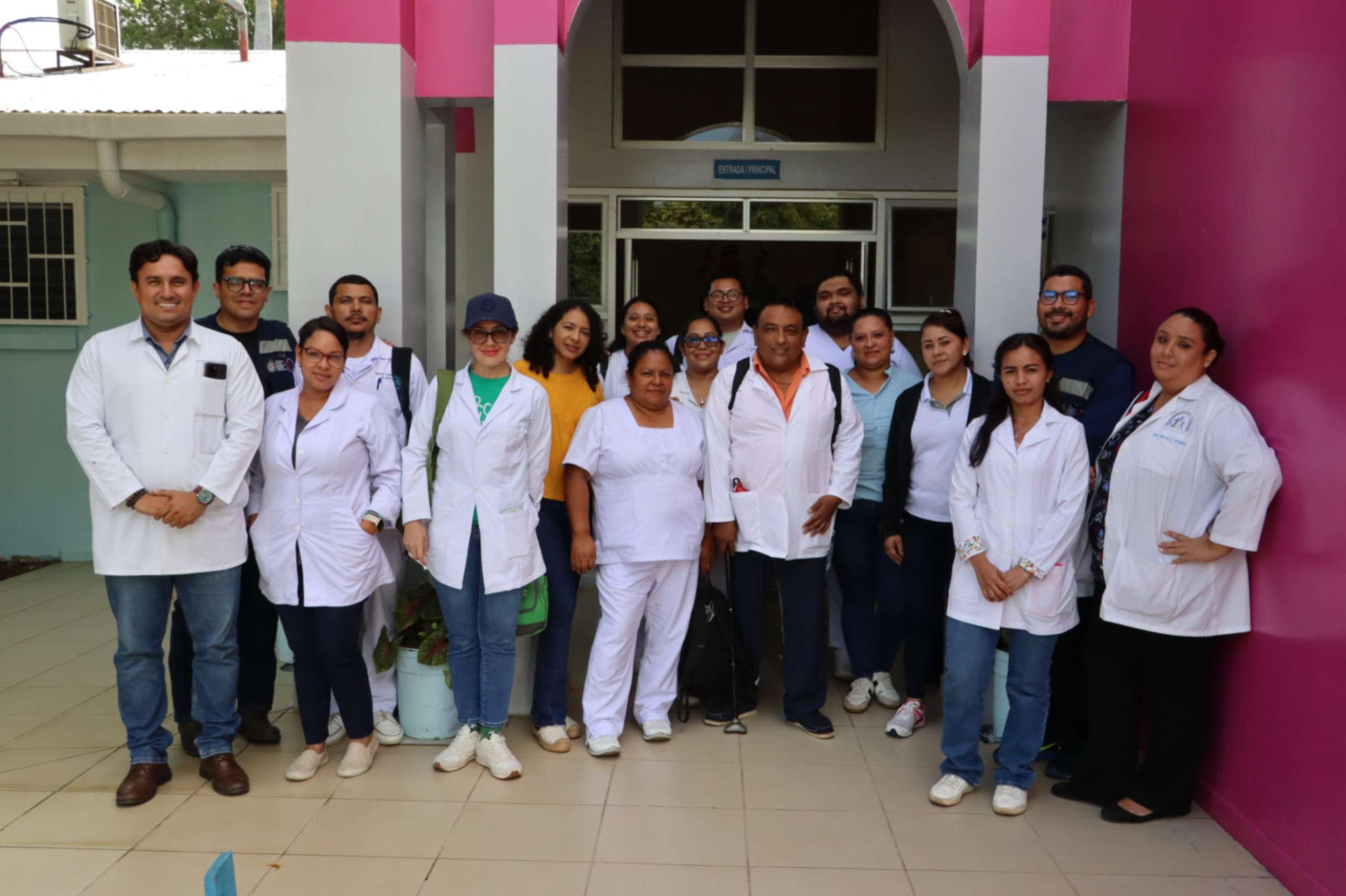 Epidemióloga realizando trabajo de campo y educación sanitaria en barrios de Mateare.