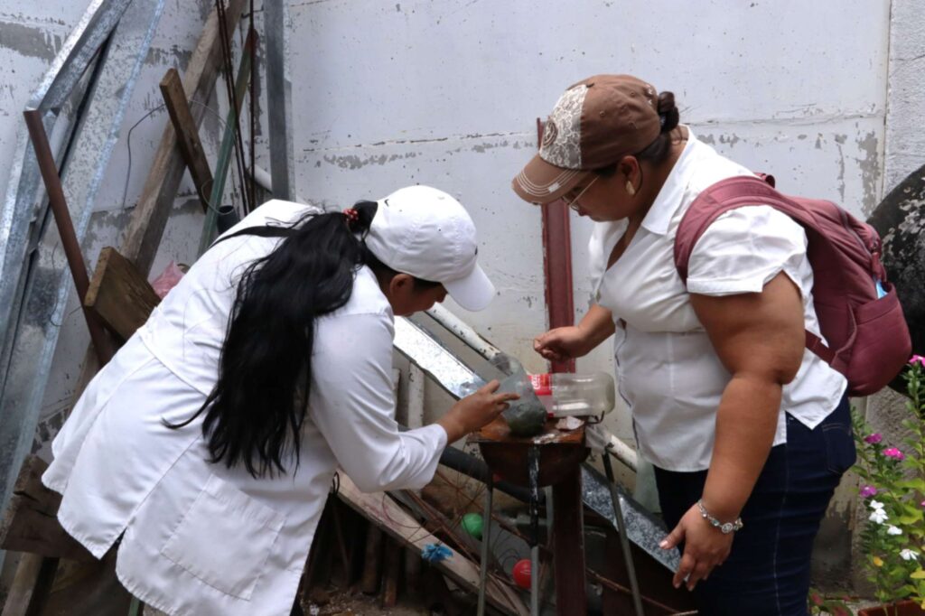 Epidemióloga realizando trabajo de campo y educación sanitaria en barrios de Mateare.