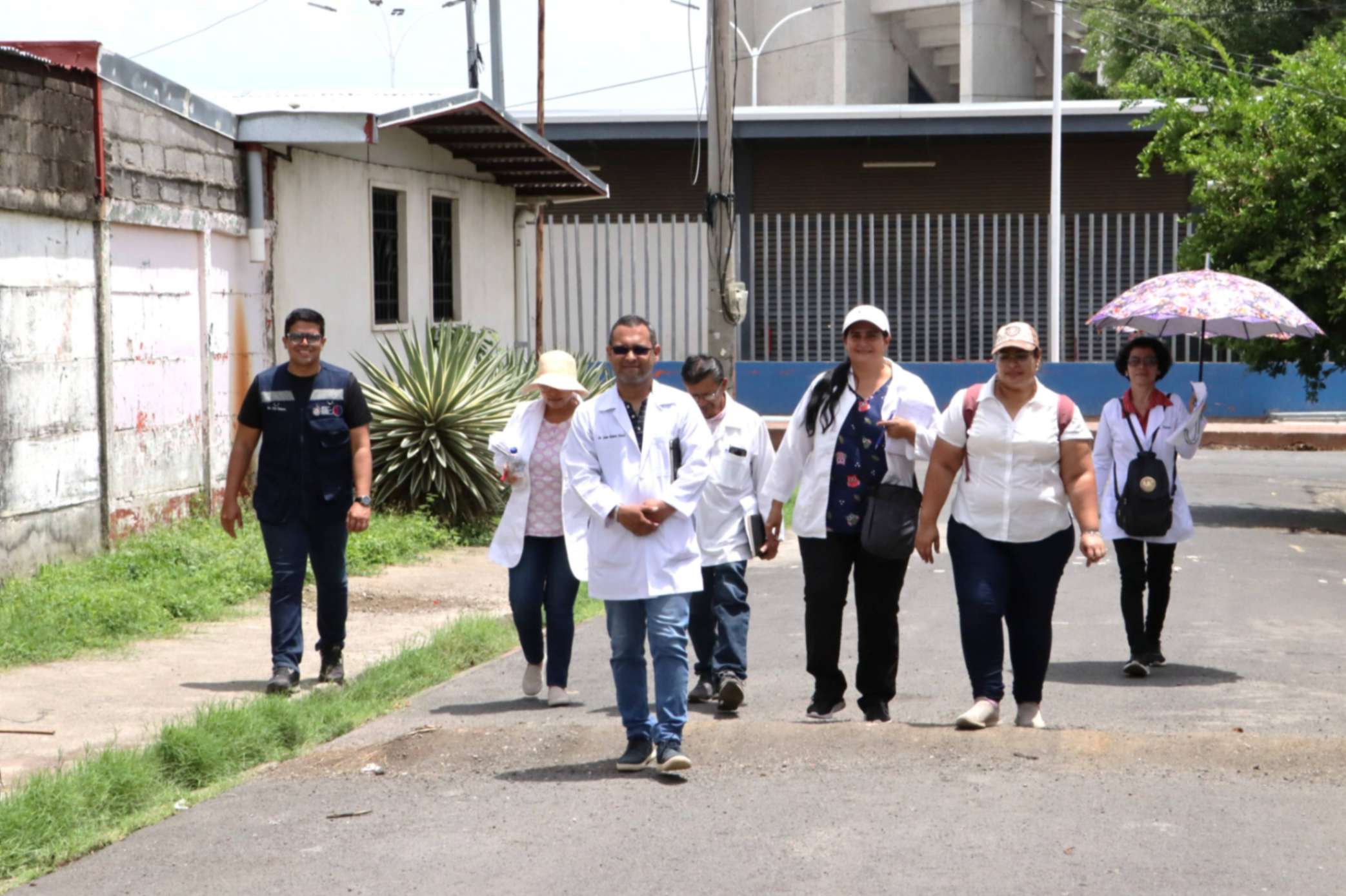 Epidemióloga realizando trabajo de campo y educación sanitaria en barrios de Mateare.