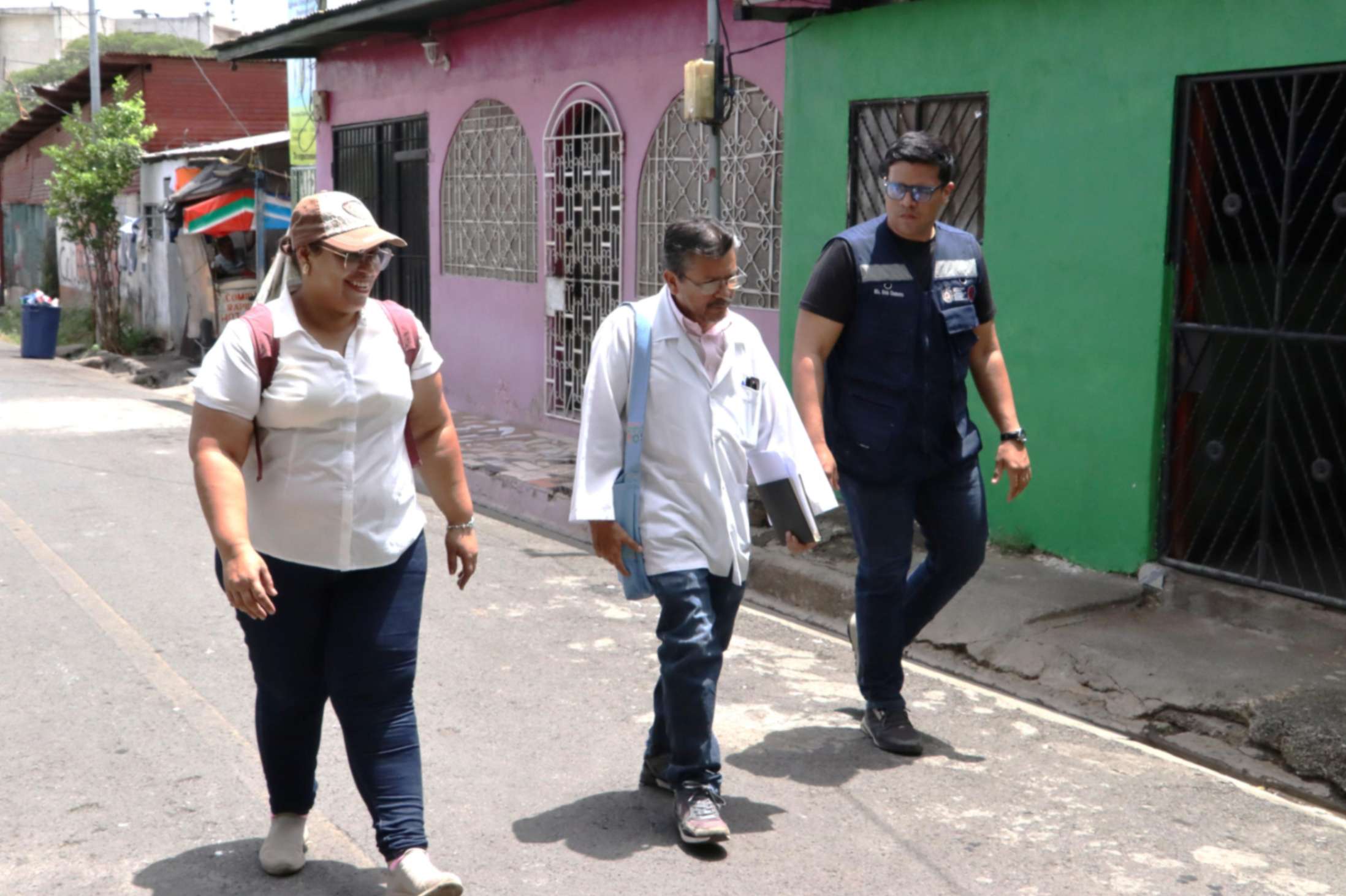 Epidemióloga realizando trabajo de campo y educación sanitaria en barrios de Mateare.
