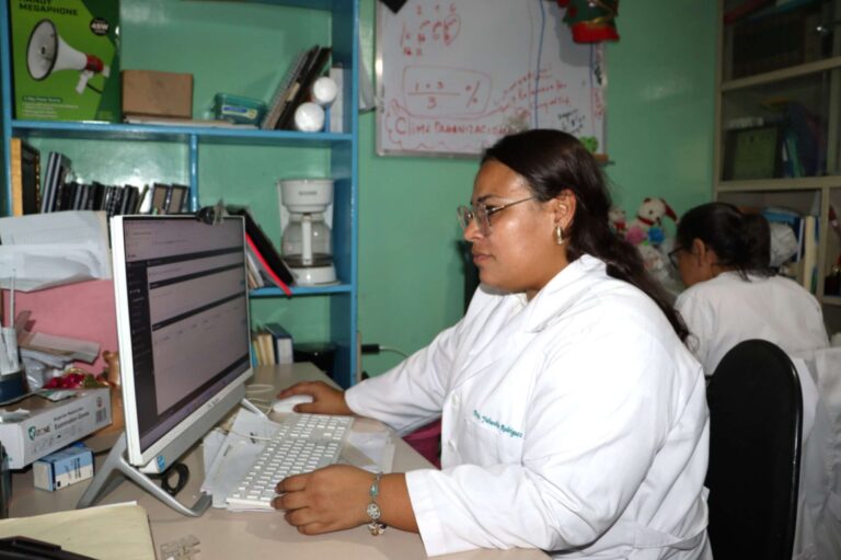 Epidemióloga realizando trabajo de campo y educación sanitaria en barrios de Mateare.
