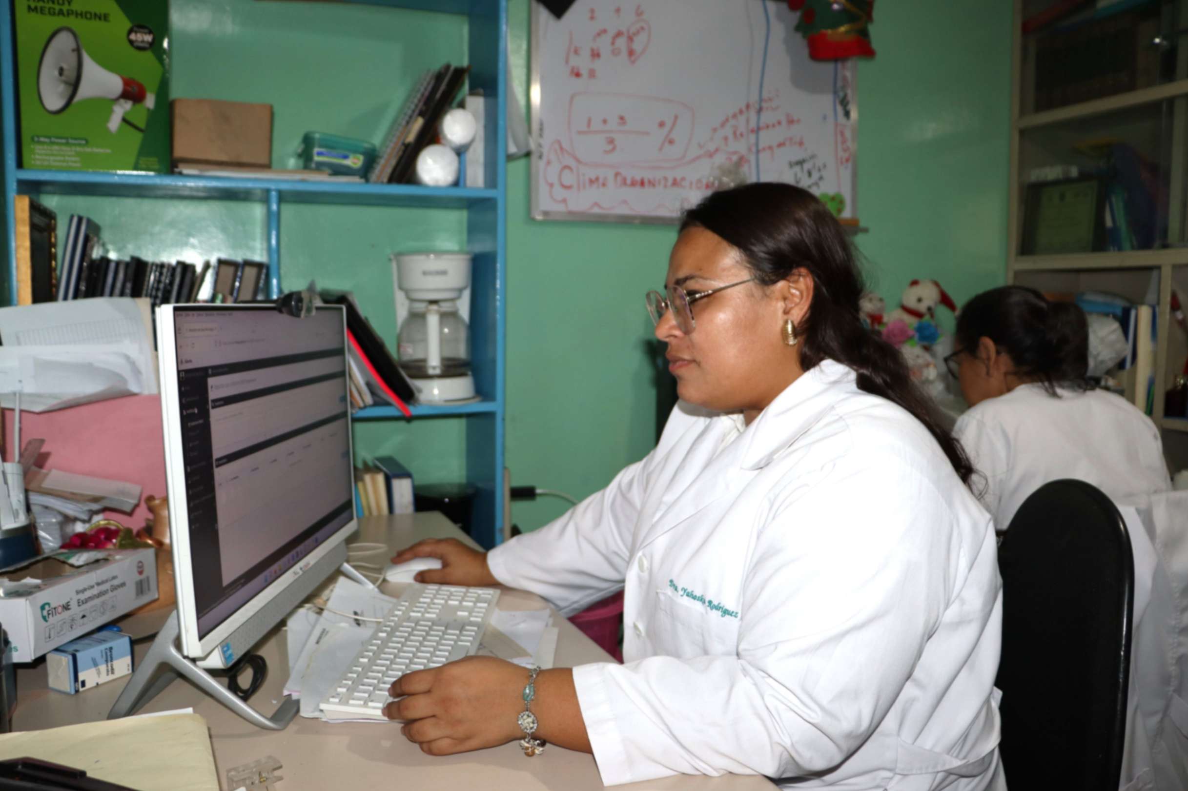 Epidemióloga realizando trabajo de campo y educación sanitaria en barrios de Mateare.