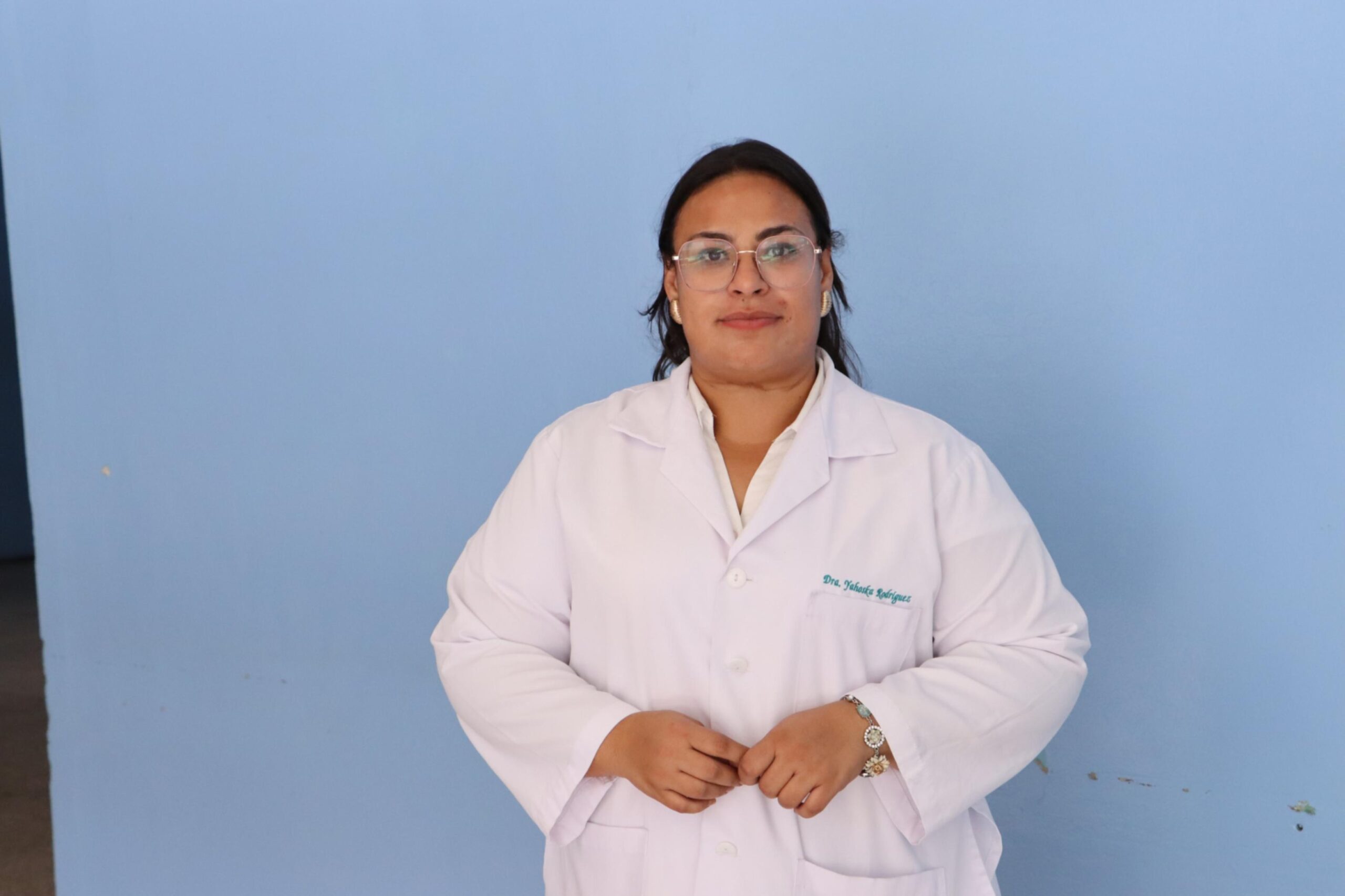 Epidemióloga realizando trabajo de campo y educación sanitaria en barrios de Mateare.