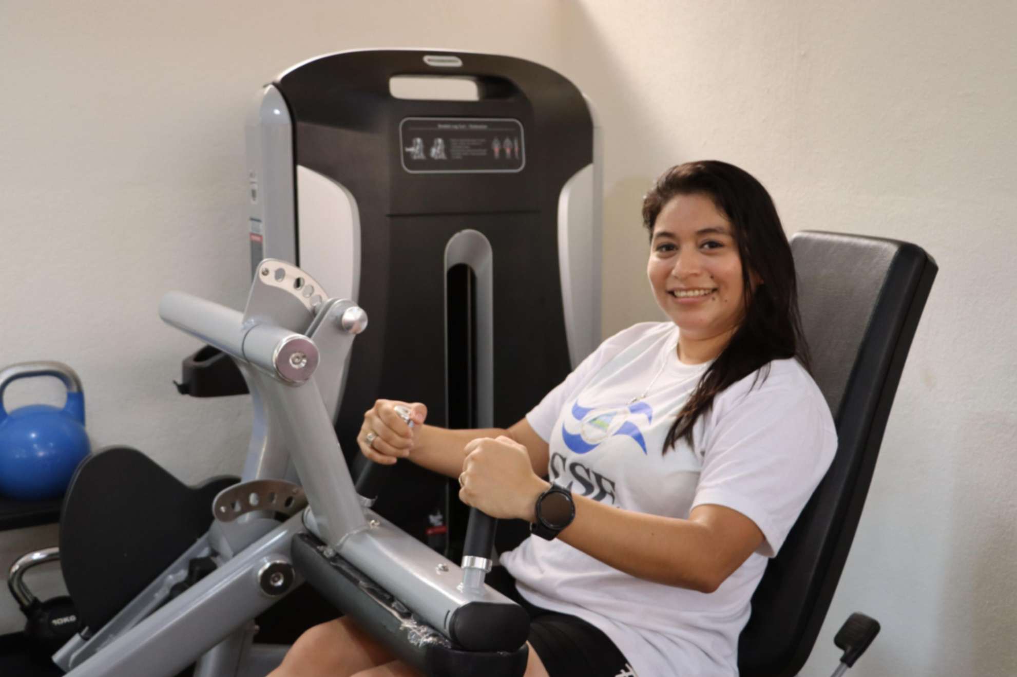 Estudiantes de Fisioterapia realizando evaluación ergonómica en el sector salud para mejorar el bienestar físico del personal.