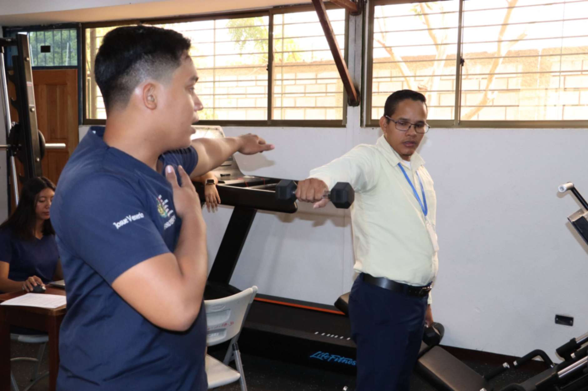 Estudiantes de Fisioterapia realizando evaluación ergonómica en el sector salud para mejorar el bienestar físico del personal.