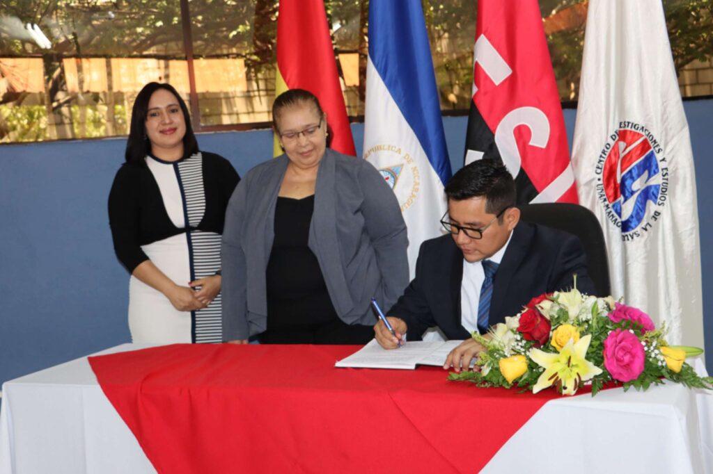 Académica defendiendo su tesis sobre calidad del desempeño en centros de salud en Honduras.