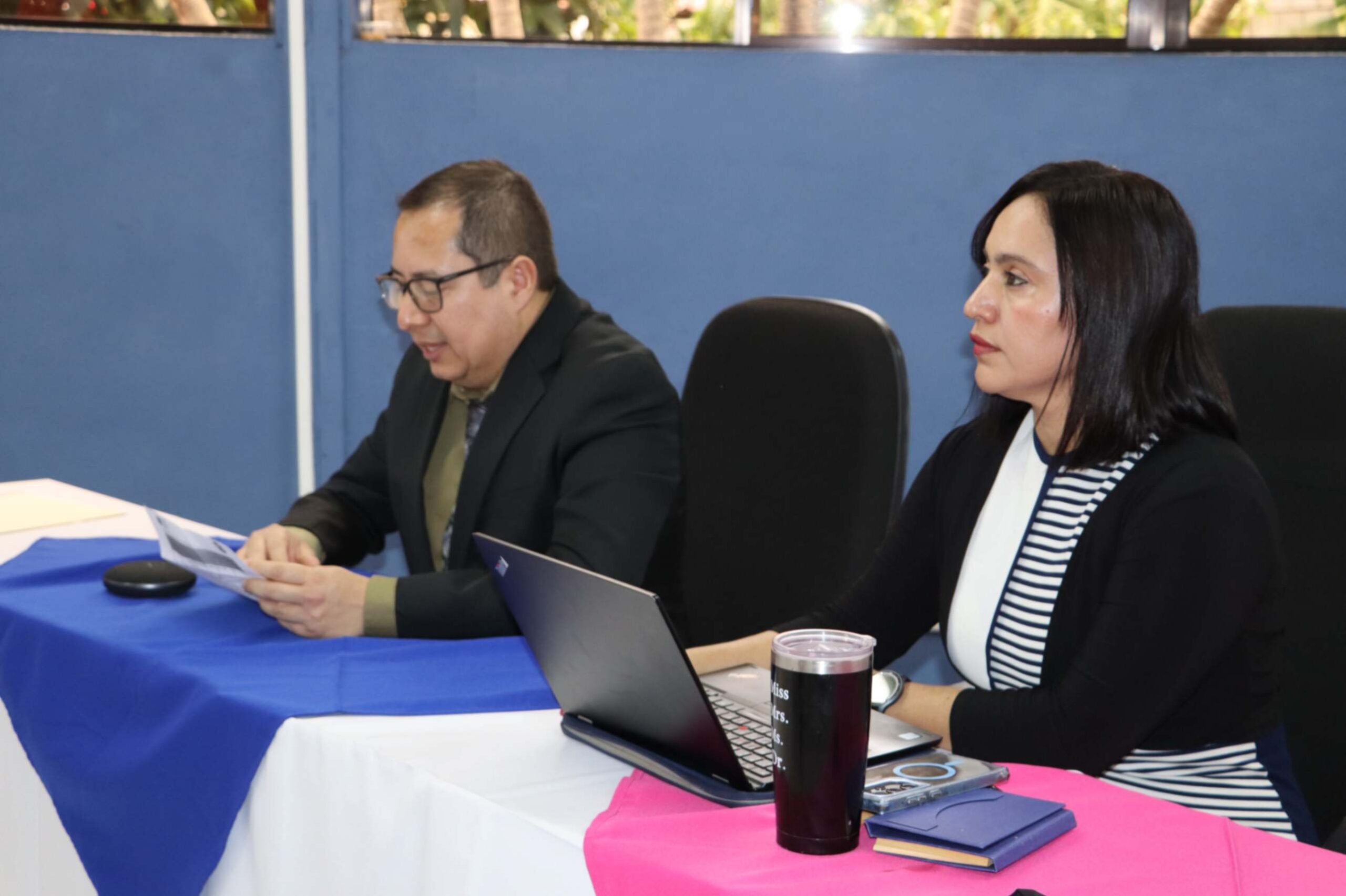 Académica defendiendo su tesis sobre calidad del desempeño en centros de salud en Honduras.
