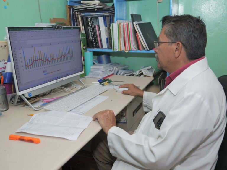 Médico epidemiólogo líder comunitario en salud pública