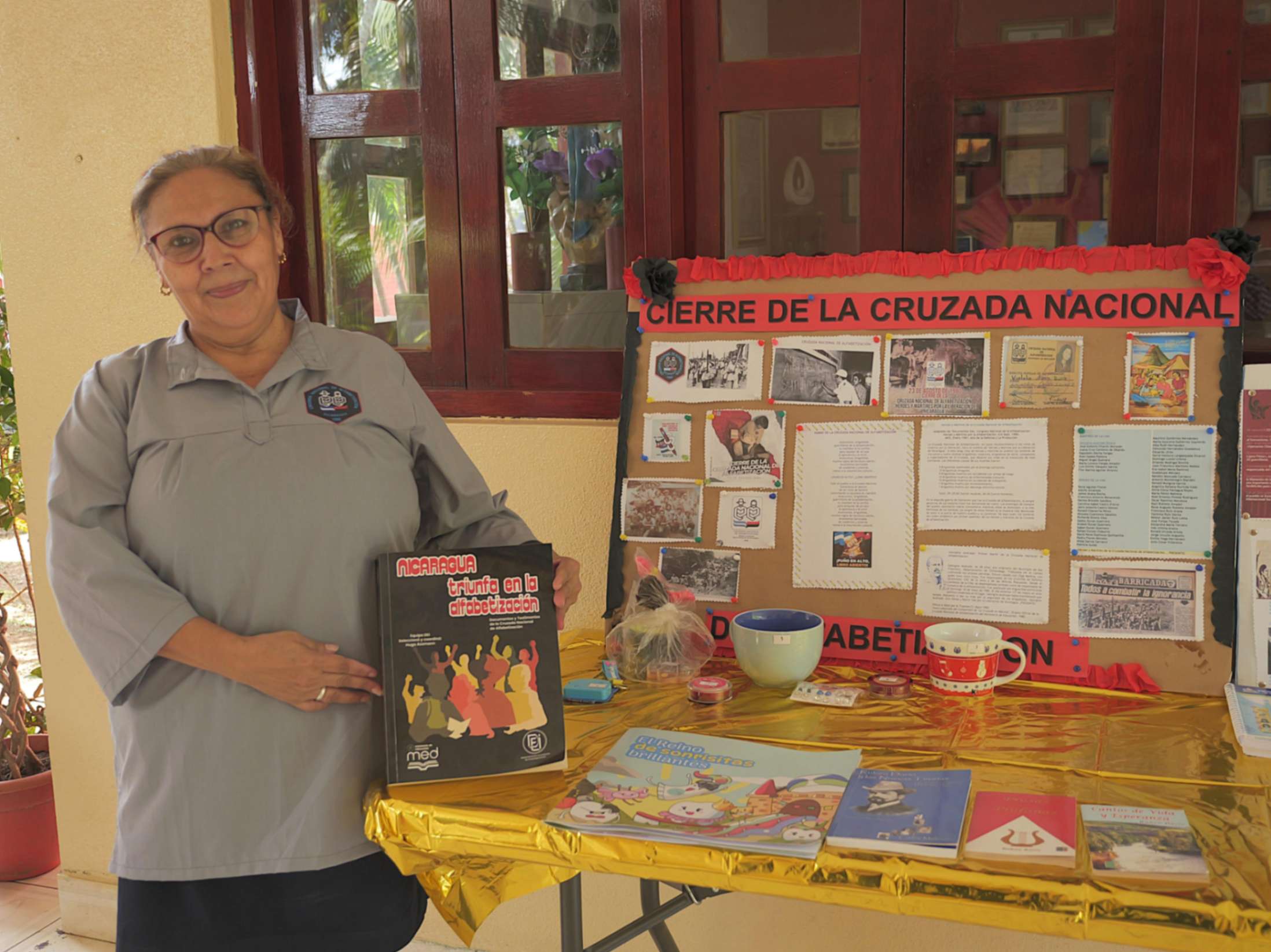 rigadistas de la Gran Cruzada Nacional de Alfabetización enseñando a leer y escribir en 1980.