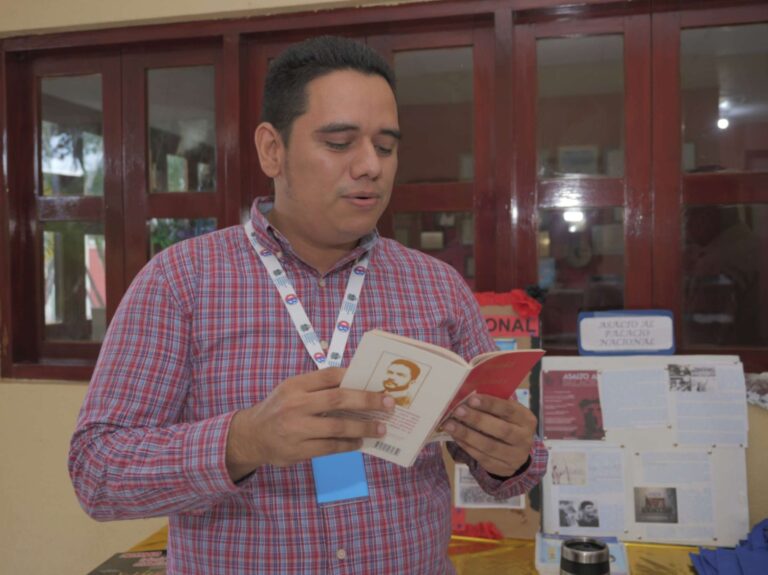 rigadistas de la Gran Cruzada Nacional de Alfabetización enseñando a leer y escribir en 1980.