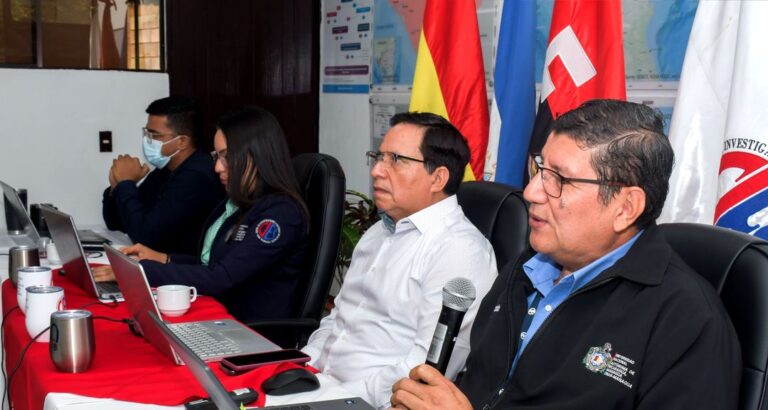 Participantes del webinario sobre salud digital organizado por el CIES de la UNAN-Managua durante una exposición sobre herramientas tecnológicas aplicadas a la atención y vigilancia sanitaria en Nicaragua.