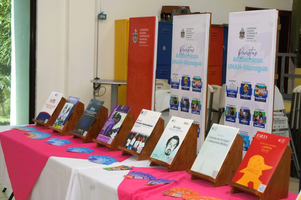 Exposición de revistas académicas durante el encuentro editorial de la UNAN-Managua.
