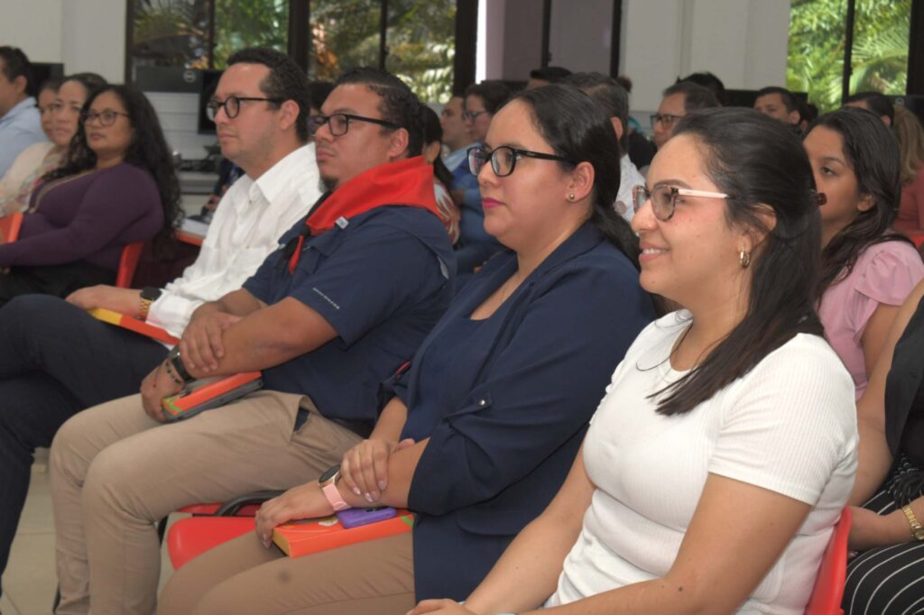 Docentes investigadores y personal TIC del CIES durante el encuentro de revistas académicas.