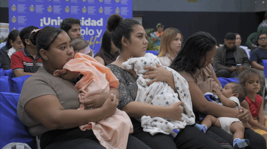 Madre amamantando a su bebé durante la Semana Mundial de la Lactancia Materna, iniciativa promovida por la UNAN-Managua para fortalecer la salud materno-infantil.