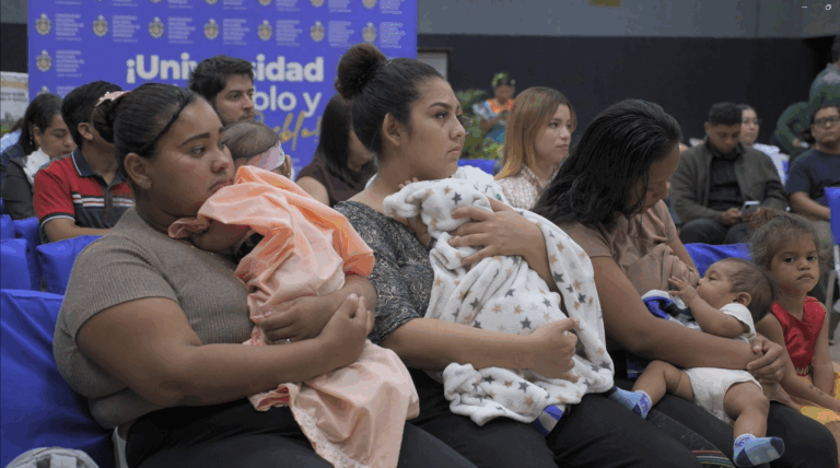 Madre amamantando a su bebé durante la Semana Mundial de la Lactancia Materna, iniciativa promovida por la UNAN-Managua para fortalecer la salud materno-infantil.
