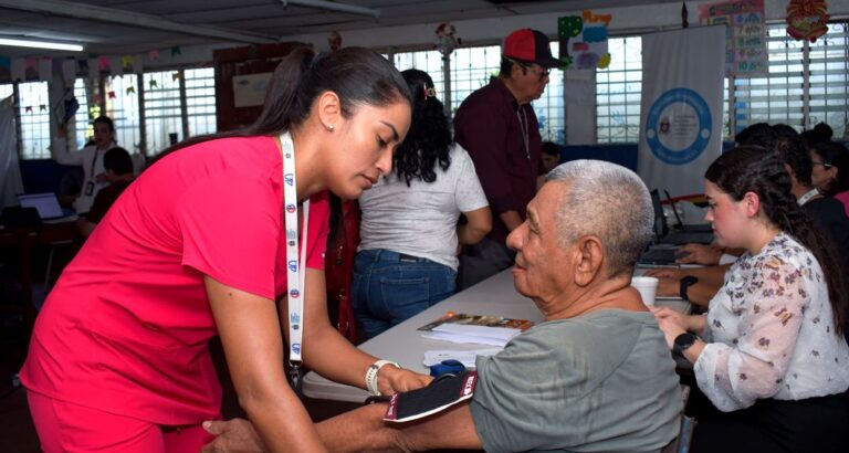 Adulto mayor realizando actividades para conservar su autonomía y calidad de vida