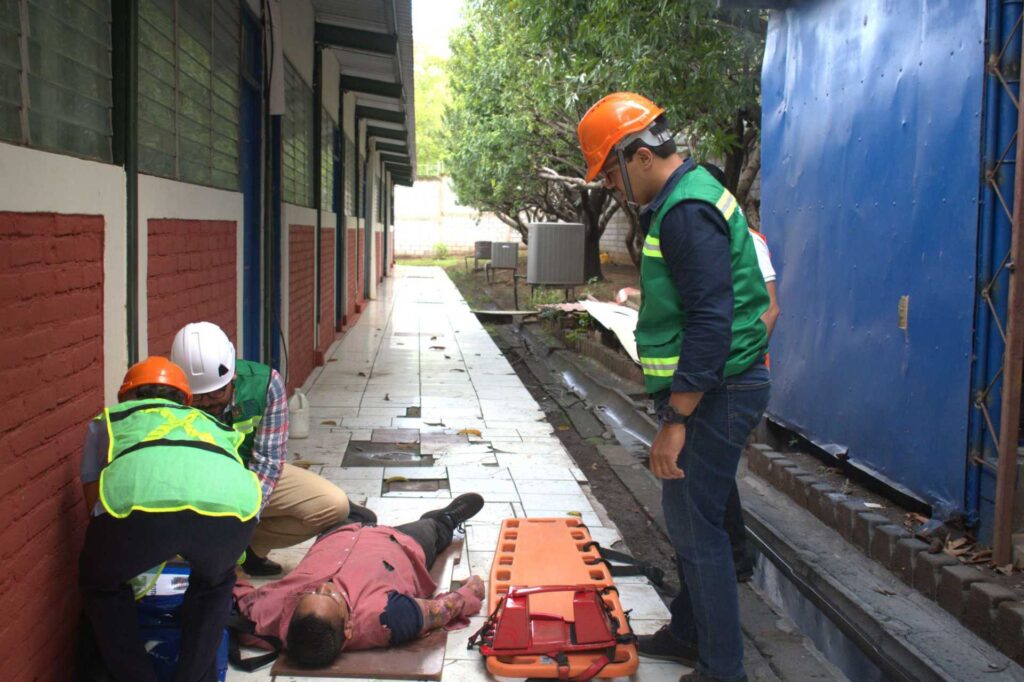 Brigadistas del CIES trasladan a una persona durante ejercicio de emergencia