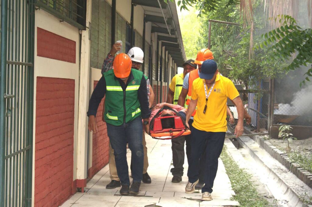 Brigadistas del CIES trasladan a una persona durante ejercicio de emergencia